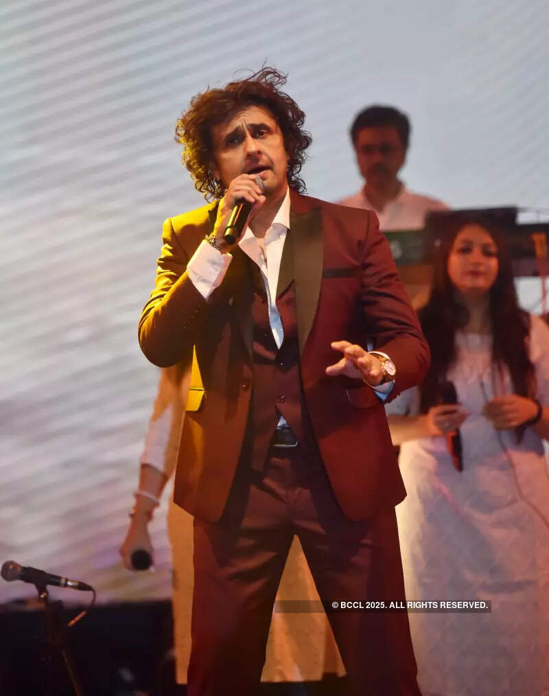 Whistle podu time! Punekars groove to Sonu Nigam’s tunes
