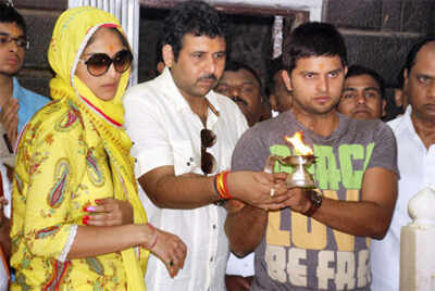 Pictures of famous personalities at shrines